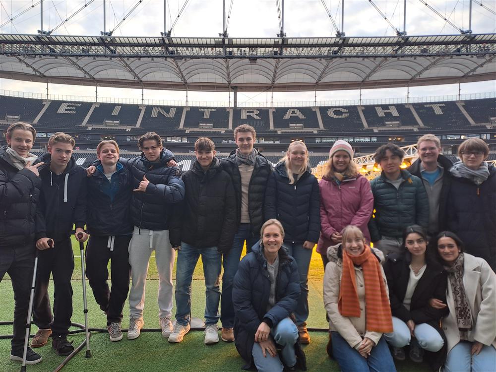 Bilde av elever på en fotballstadion i Tyskland - Klikk for stort bilde
